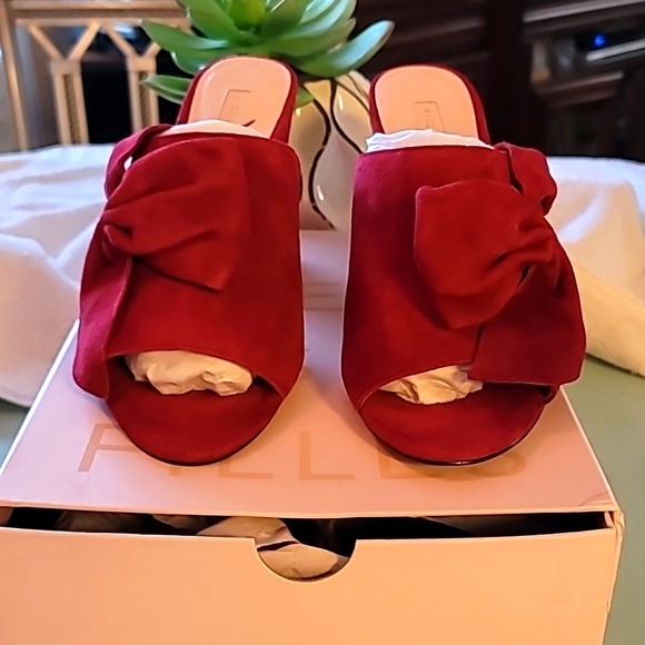 Ladies Shoes size 10m  suede mule with bow on sides heels 4inches color wine.